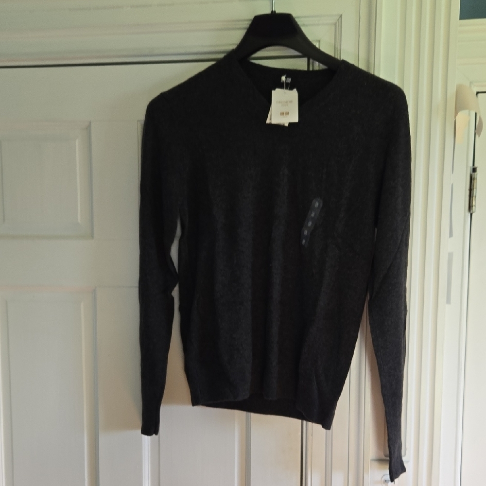NWT UniQlo Dark Grey Cashmere V-Neck Sweater